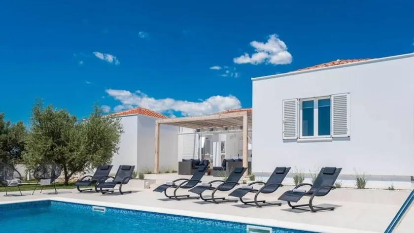 Apartment with garden, terrace & pool | Sea view - Image 1