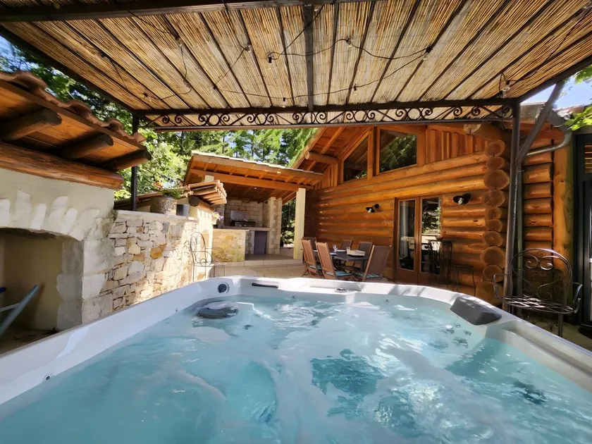 Fully equipped chalet with garden, terrace & hot tub | Mountain view - Image 1