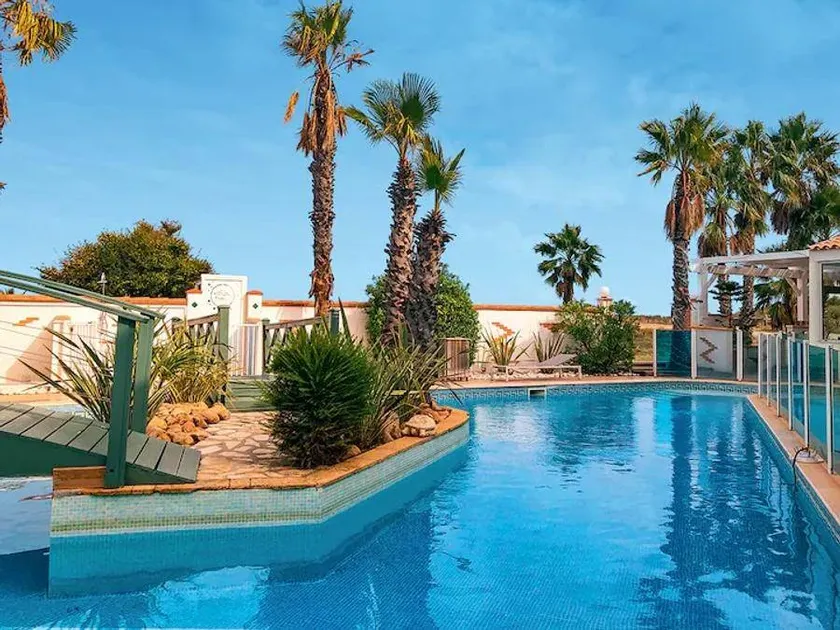 Holiday apartment with pool - Image 1