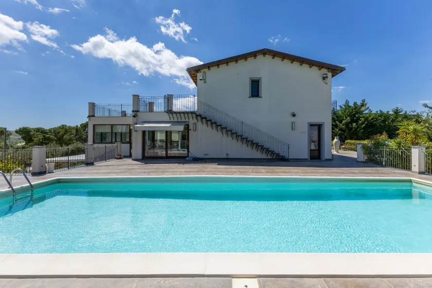 'Sciauru' Room with Shared Outdoor Pool, Wi-Fi and Air Conditioning - Image 1