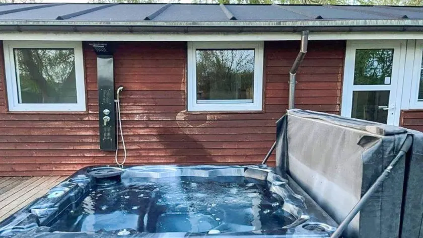 Holiday home with hot tub, barbeque & sauna | Next to the beach | Pet-friendly - Image 1