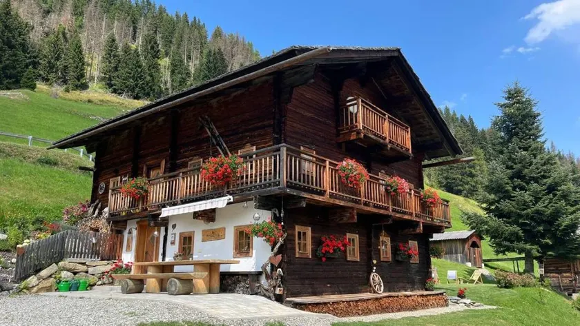 House with garden, barbeque & terrace - Image 1