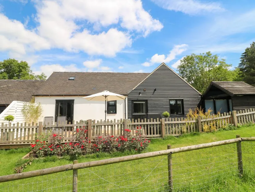 Cottage with barbeque, hot tub & garden - Image 1