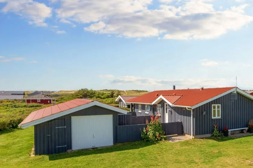 Holiday home with garden, terrace & barbecue - Image 1