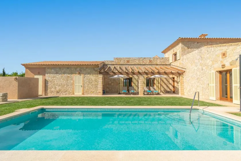 Villa avec barbecue, terrasse et jardin - Image 1