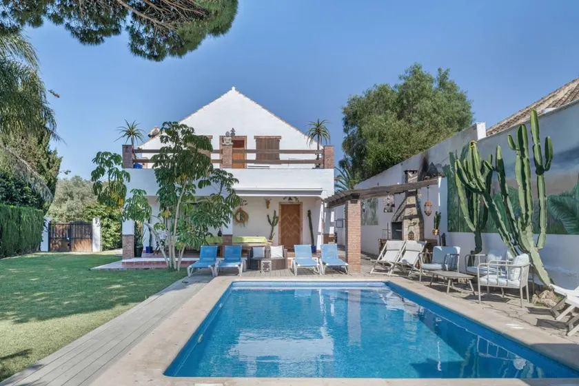 Family-oriented house with garden, barbecue & private pool | Garden view | Dogs allowed - Image 1