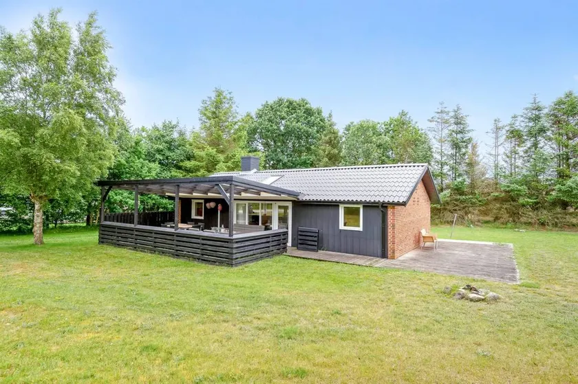 House with terrace & garden - Image 1