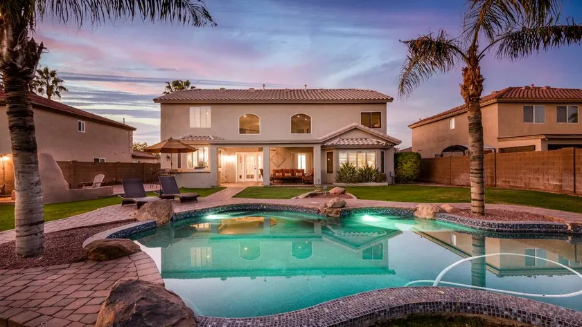 Spacious & Stylish Heated Pool - Image 1