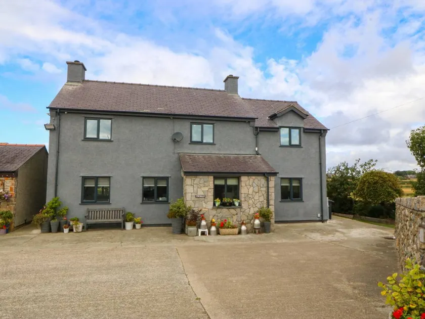 Family-oriented nice cottage with hot tub & garden - Image 1