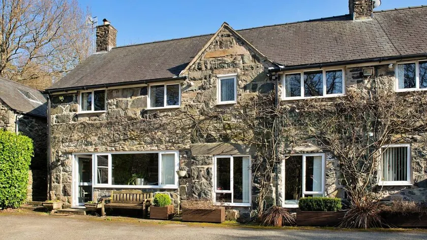 Holiday home with terrace, barbeque & garden - Image 1