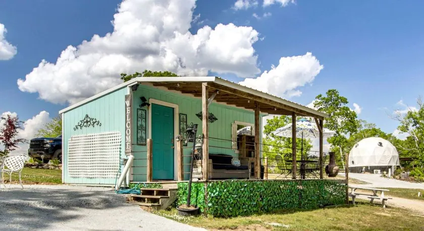 Sweet Tiny House Perfect for a Romantic Retreat in Alabama - Image 1