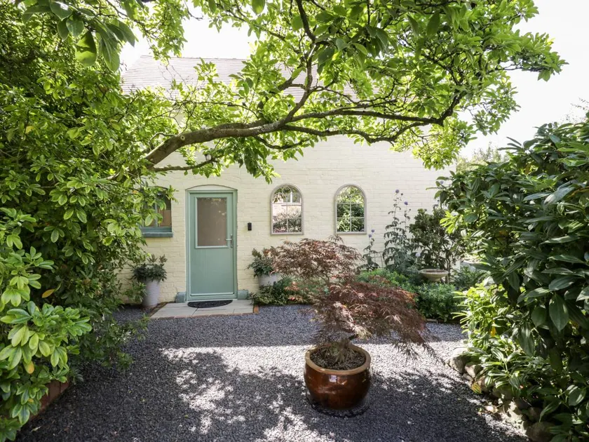 Cottage with garden - Image 1