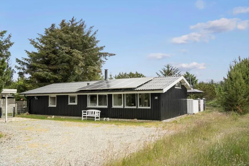 Holiday home with sauna, garden & terrace - Image 1