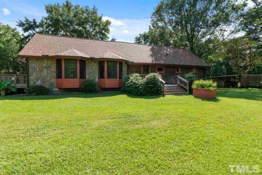 Serene Log Home w pond, fenced-in yard & pastures - Image 1