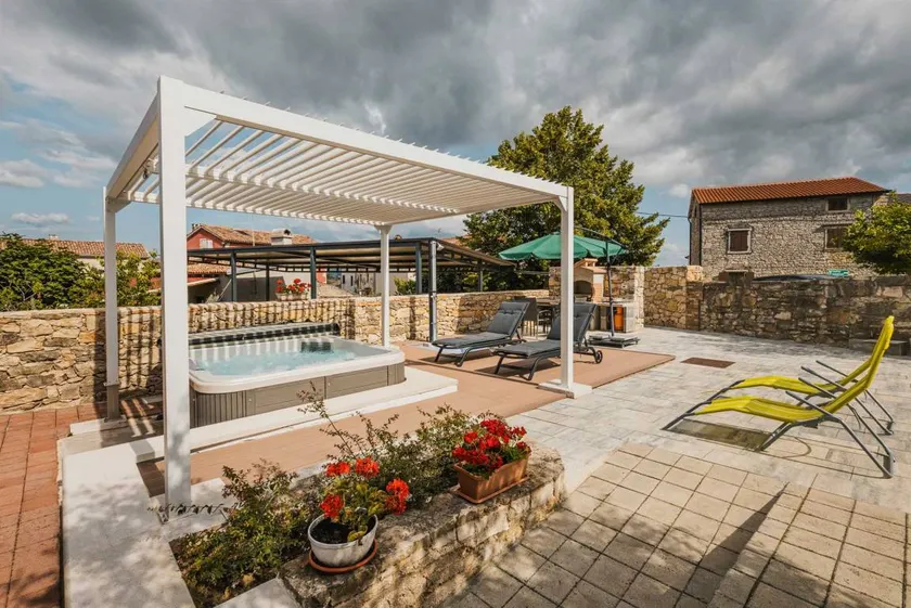 Villa mit Whirlpool, Terrasse und Garten | Poolblick - Image 1