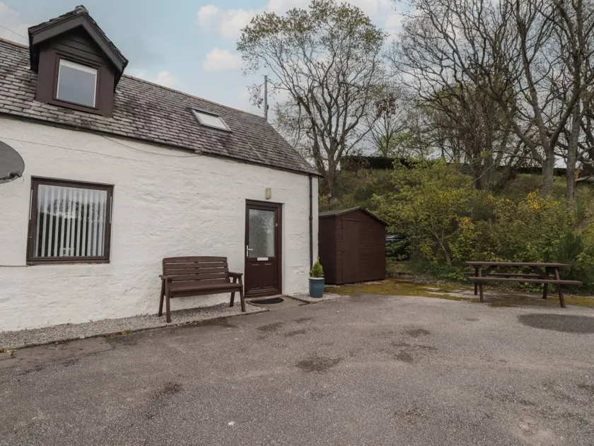Cottage with garden - Image 1