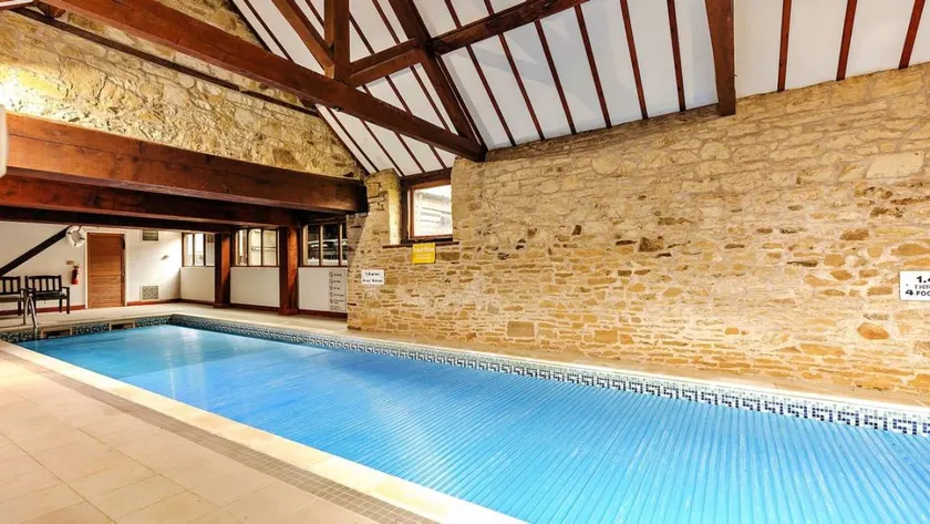 House with pool, barbeque & garden - Image 1