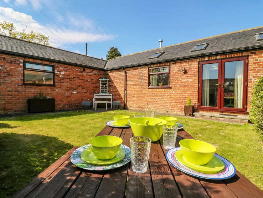 Cottage with garden - Image 1