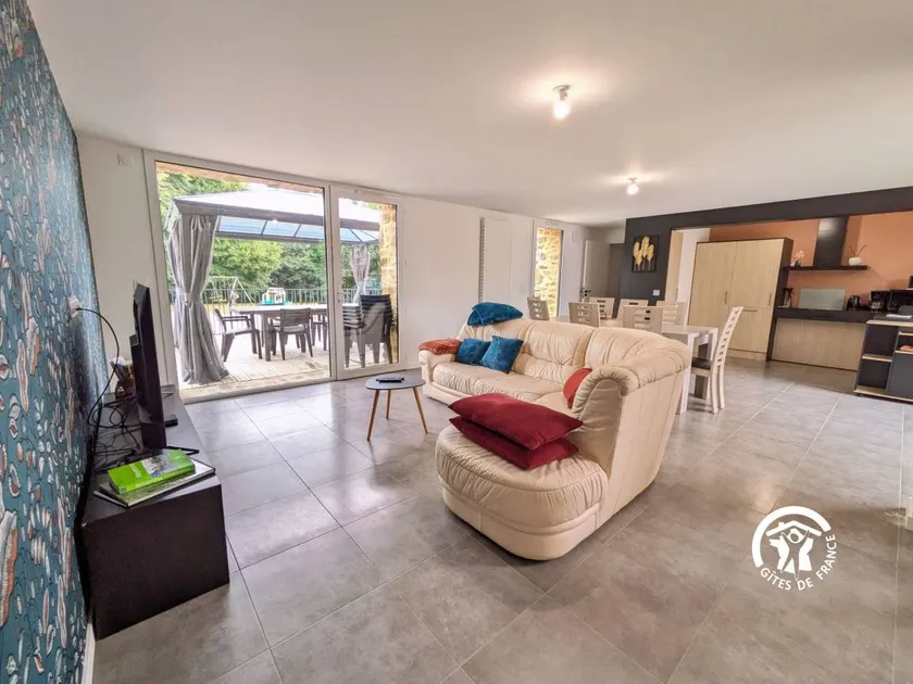 Helles Ferienhaus mit beheiztem Pool und PRM-Zugang, nahe Laval - Image 1