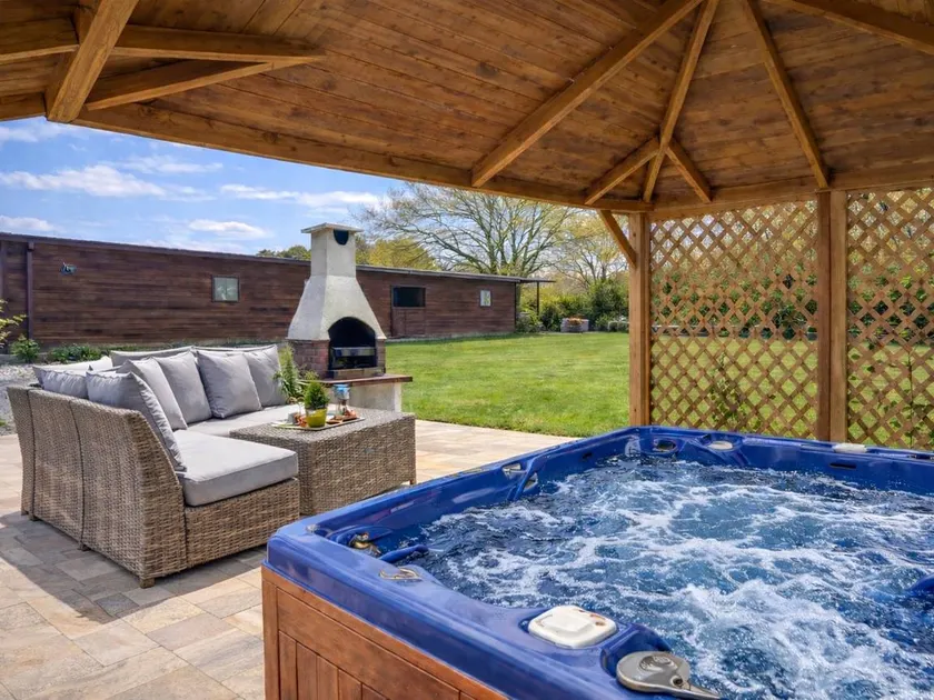 Casa rural con jardín y jacuzzi - Image 1