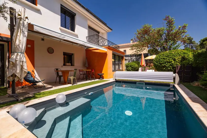 Lodge avec piscine, barbecue et terrasse | Vue jardin - Image 1