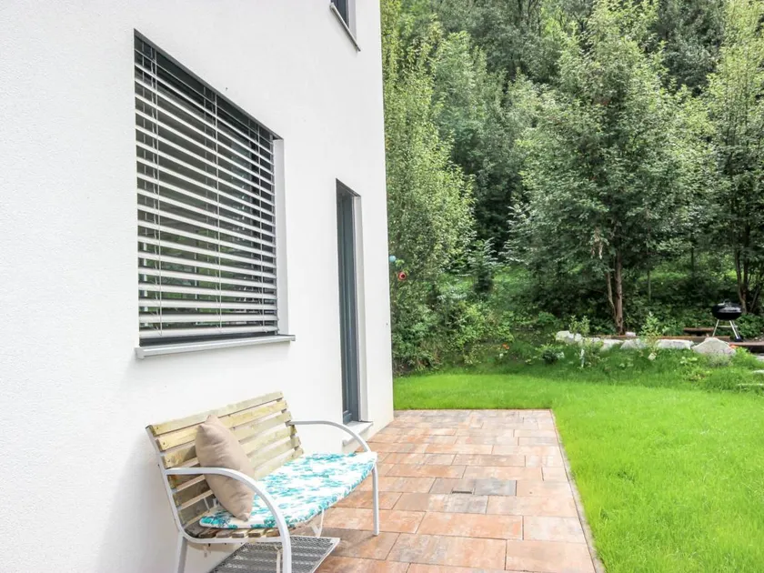 Apartment with garden - Image 1