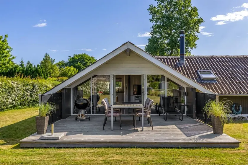 Holiday home with barbecue & terrace - Image 1