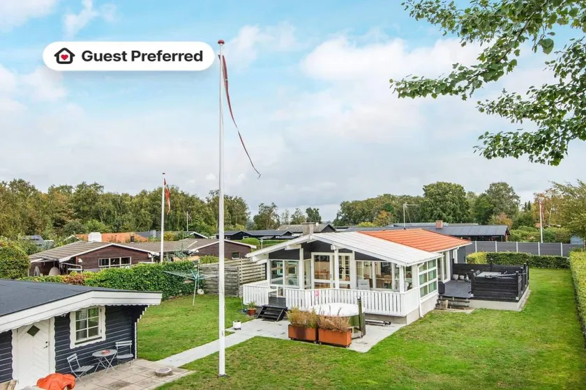 Holiday home with garden & terrace - Image 1