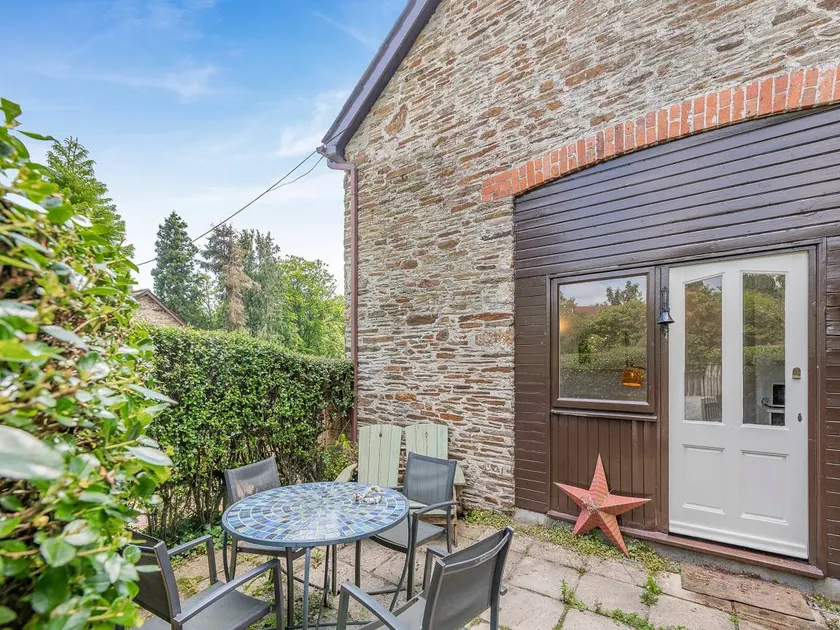 Cottage with garden & pool | River view - Image 1