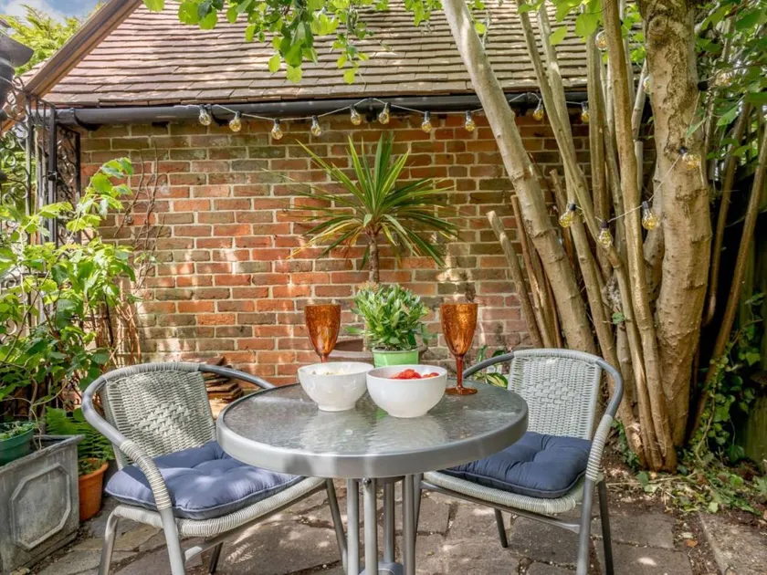 Cottage with garden - Image 1