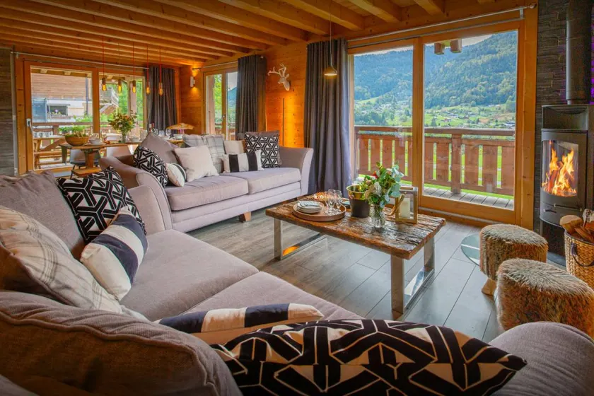 Chalet with hot tub, barbeque & garden | Lake view | Suitable for remote work - Image 1