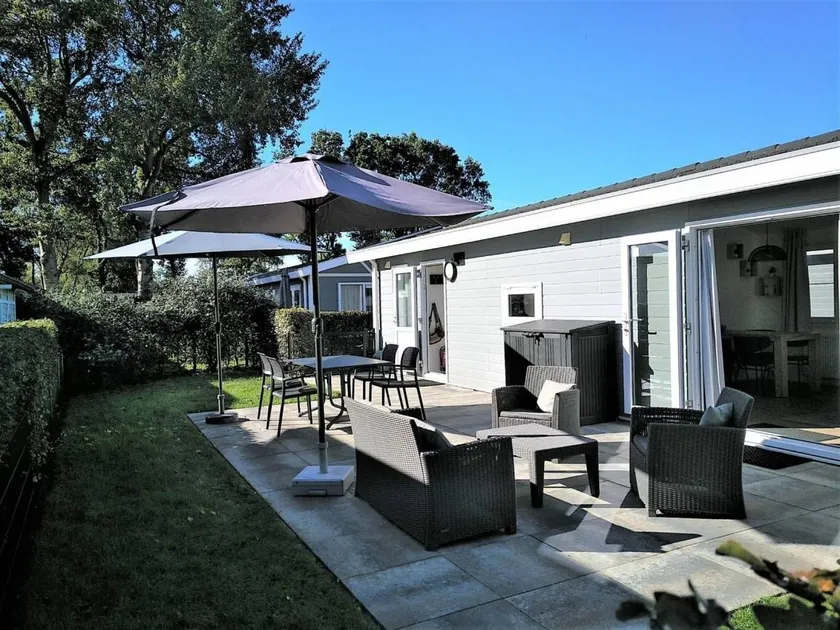 Familienorientiertes wunderschönes Ferienhaus mit Pool, Terrasse und Garten | Seeblick | Nah am Strand | Haustiere sind willkommen - Image 1