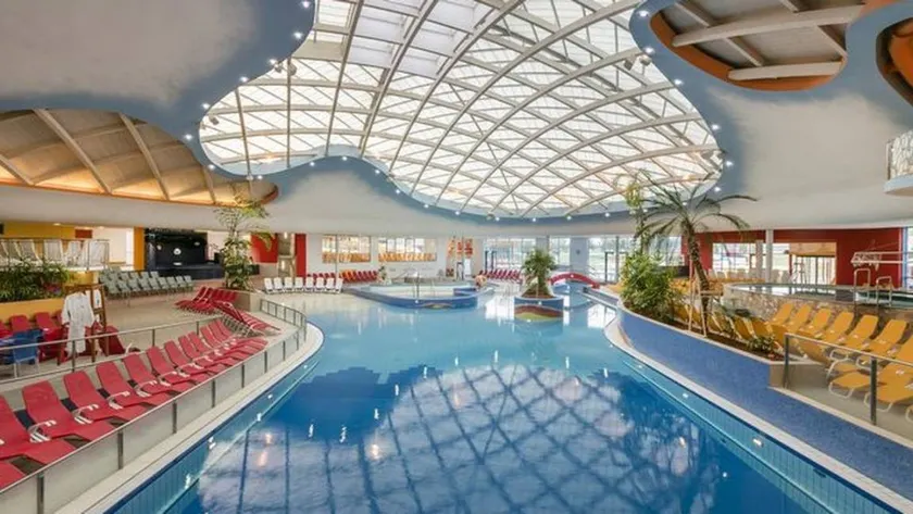 Family-oriented lovely flat with hot tub, garden & pool - Image 1
