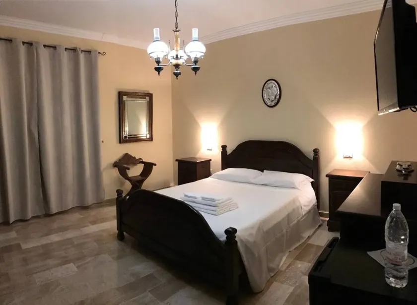 Private room with pool & garden - Image 1