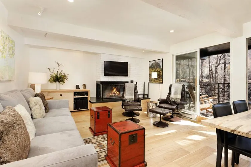 UTE 302 - 2 Br condo by RedAwning - Image 1