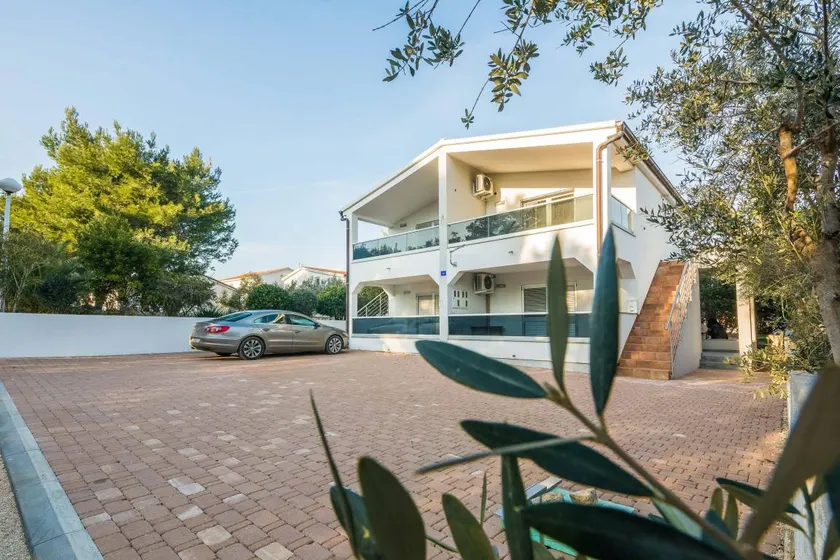 Apartment with terrace - Image 1
