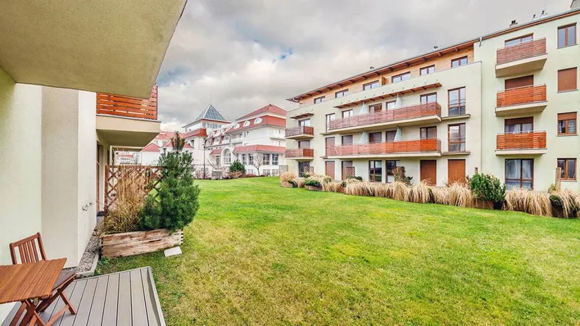 Apartment with terrace & garden - Image 1