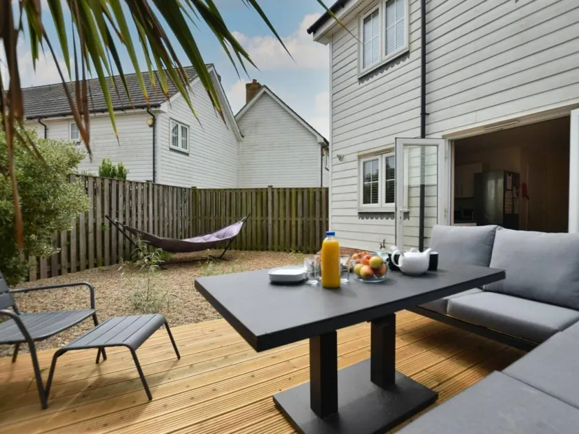 Cottage with garden - Image 1