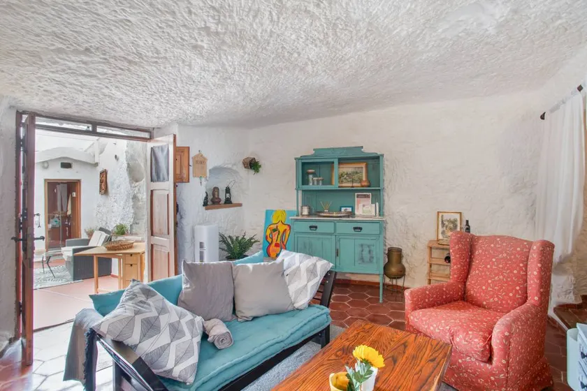 House with garden | Garden view - Image 1
