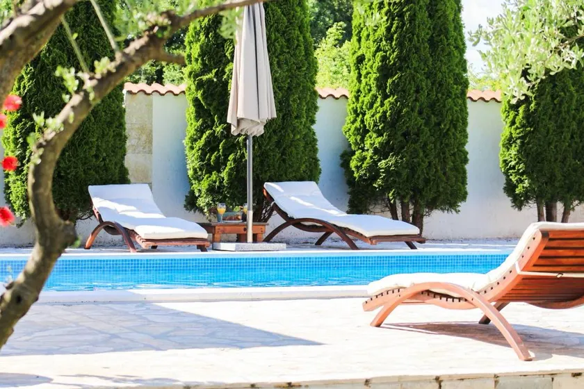 Child-friendly house with BBQ, private pool & garden - Image 1