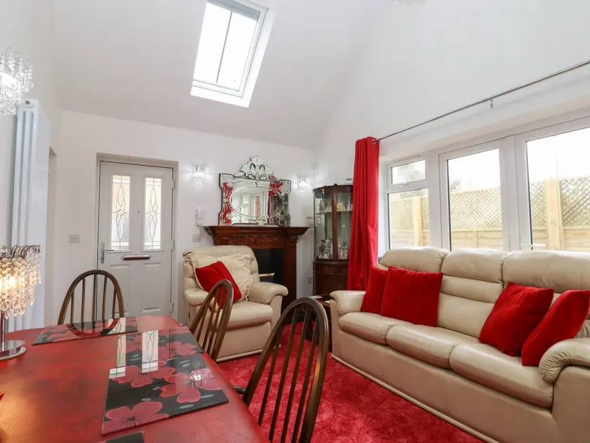 Cottage with BBQ & garden | Beach view - Image 1