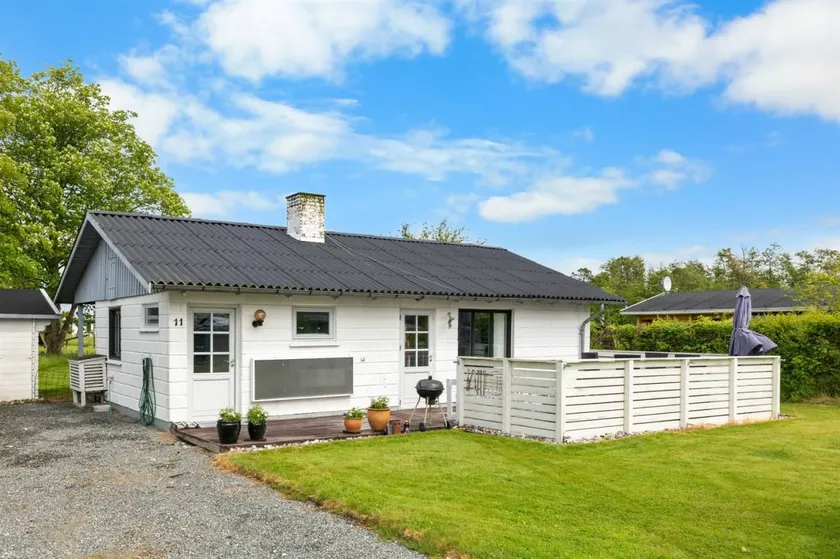 House with terrace, garden & BBQ - Image 1