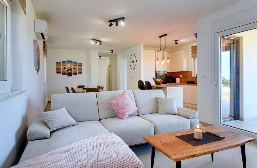Maison avec jacuzzi, terrasse et piscine - Image 1
