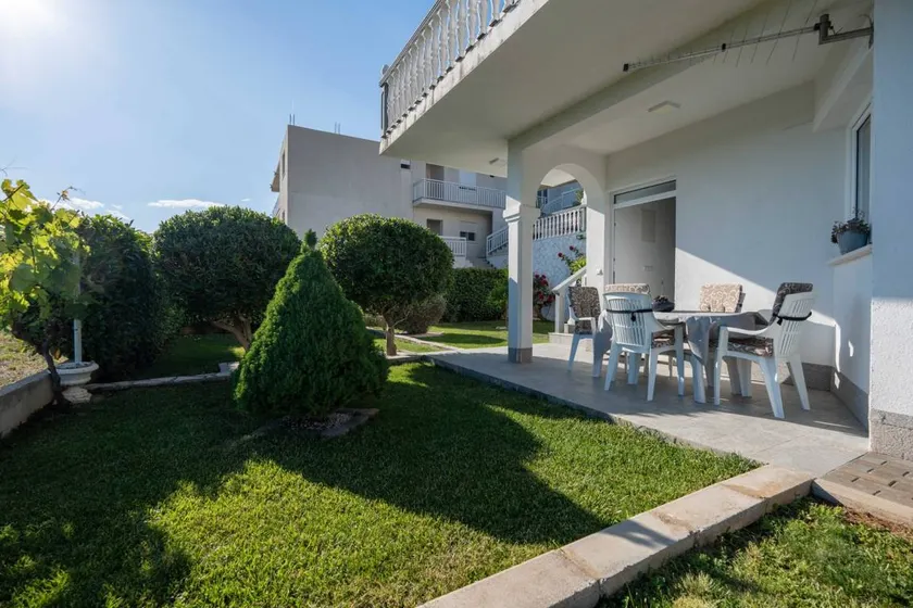 Charming apartment with garden & terrace | City view - Image 1