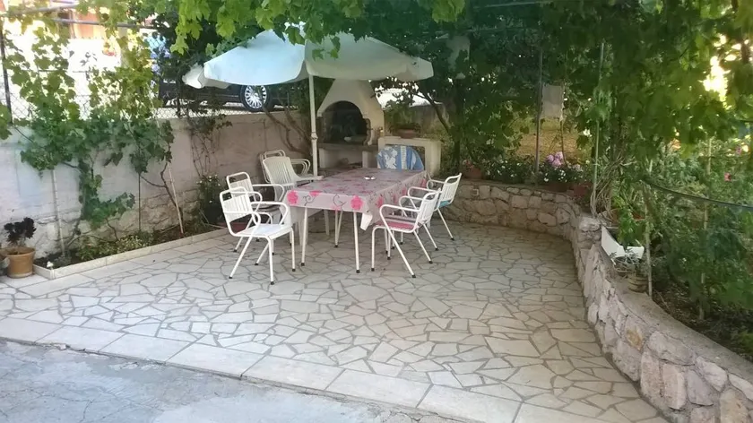Flat with garden, BBQ & terrace - Image 1