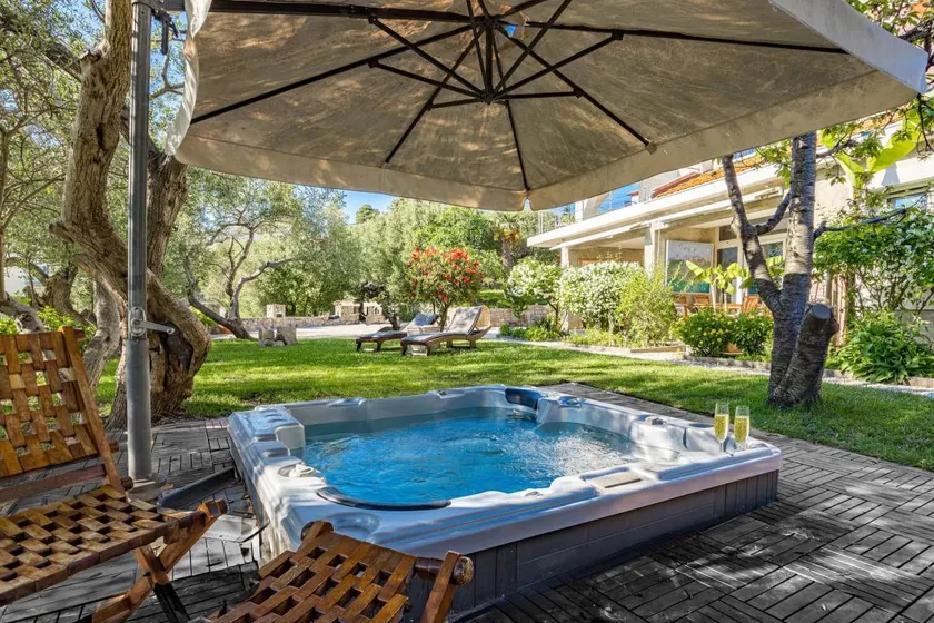 Charming studio with jacuzzi, garden & barbeque - Image 1