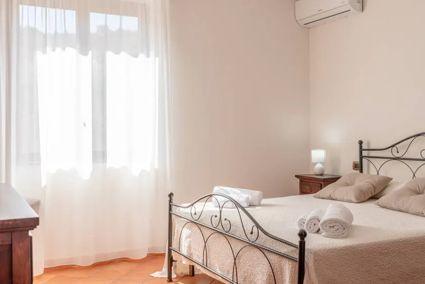 Chambre privée avec barbecue, terrasse et jardin | Vue montagne - Image 1
