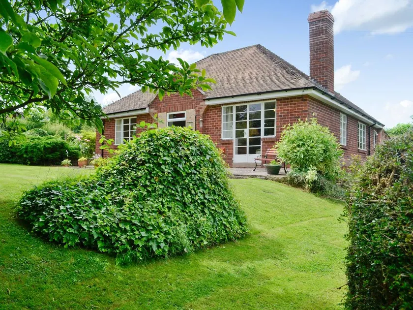 Cottage with BBQ, terrace & garden - Image 1