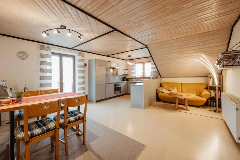 Wohnung mit Pool, Terrasse und Garten - Image 1