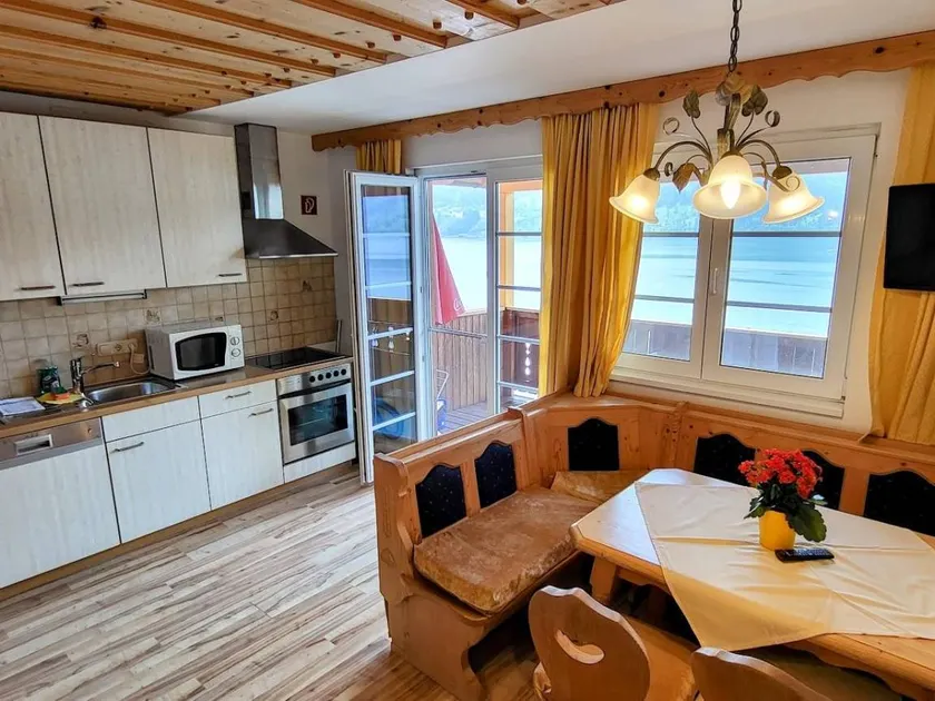 Family-friendly apartment with BBQ, garden & terrace | Lake view | Pets allowed - Image 1